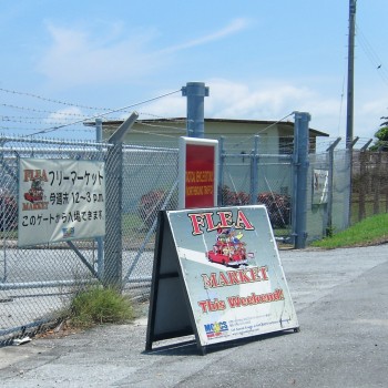米軍基地フリーマーケット看板